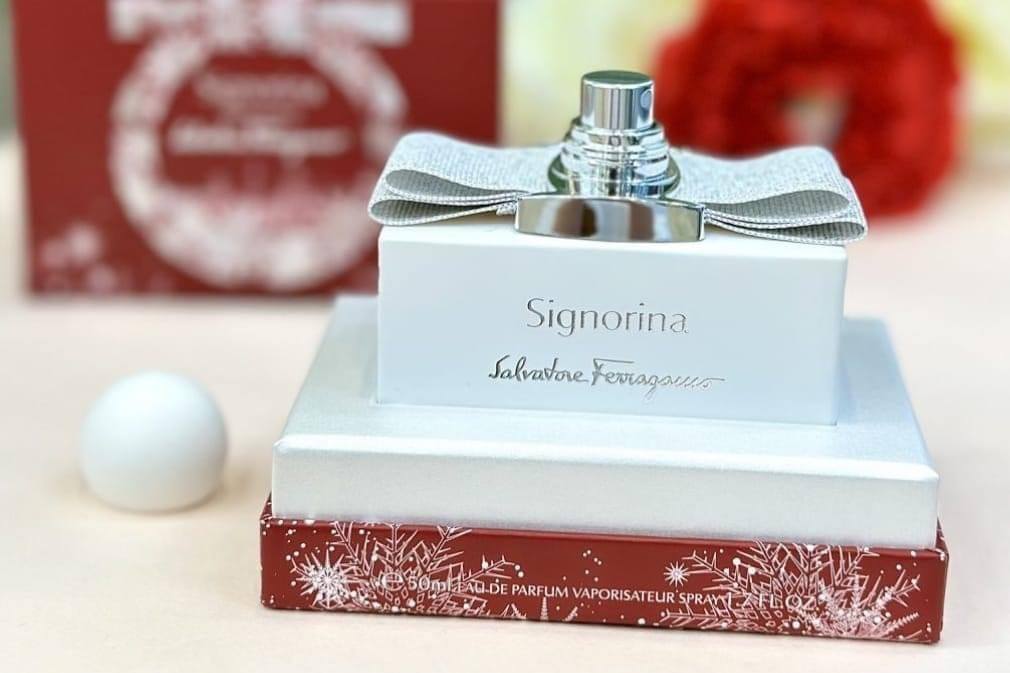 Nước hoa Signorina Eau de Parfum  Holiday Limited Edition 50ml( Bản giới hạn màu trắng)